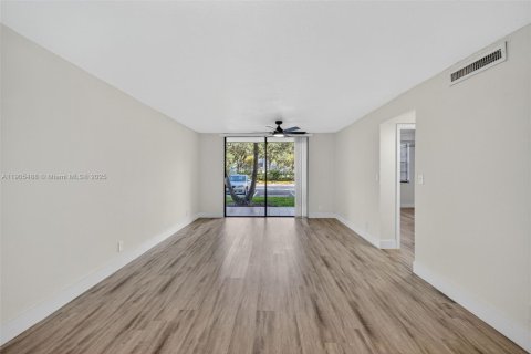 Купить кондоминиум в Тамарак, Флорида 2 спальни, 92.44м2, № 1956271 - фото 10