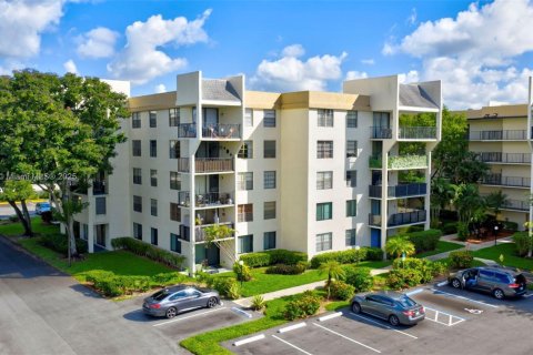 Купить кондоминиум в Тамарак, Флорида 2 спальни, 92.44м2, № 1956271 - фото 3