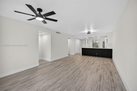 Купить кондоминиум в Тамарак, Флорида 2 спальни, 92.44м2, № 1956271 - фото 13