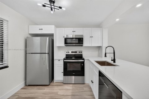 Купить кондоминиум в Тамарак, Флорида 2 спальни, 92.44м2, № 1956271 - фото 4