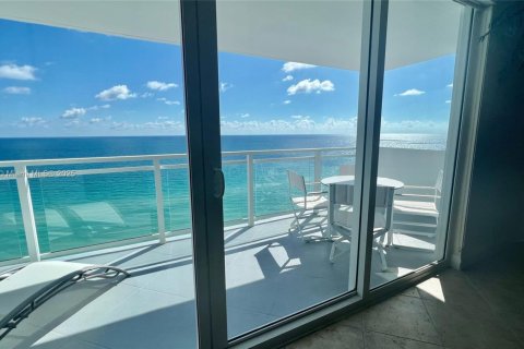 Condo in Hallandale Beach, Florida, 2 bedrooms  № 1933457 - photo 29