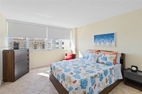 Condo in Hallandale Beach, Florida, 2 bedrooms  № 1933457 - photo 21
