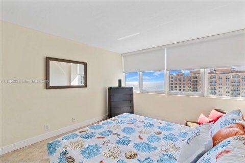 Condo in Hallandale Beach, Florida, 2 bedrooms  № 1933457 - photo 22