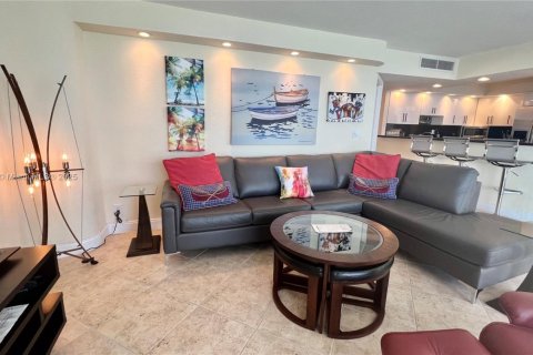 Condo in Hallandale Beach, Florida, 2 bedrooms  № 1933457 - photo 10