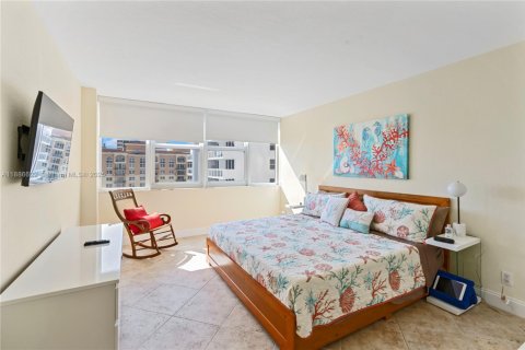 Condo in Hallandale Beach, Florida, 2 bedrooms  № 1933457 - photo 15