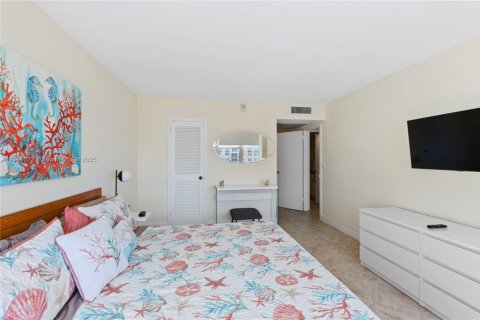 Condo in Hallandale Beach, Florida, 2 bedrooms  № 1933457 - photo 18
