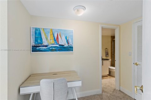 Condo in Hallandale Beach, Florida, 2 bedrooms  № 1933457 - photo 14