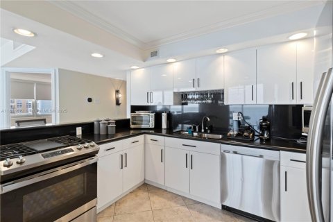 Condo in Hallandale Beach, Florida, 2 bedrooms  № 1933457 - photo 12