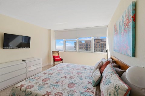 Condo in Hallandale Beach, Florida, 2 bedrooms  № 1933457 - photo 16
