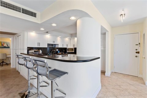 Condo in Hallandale Beach, Florida, 2 bedrooms  № 1933457 - photo 13