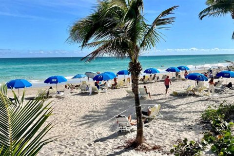 Condo in Hallandale Beach, Florida, 2 bedrooms  № 1933457 - photo 1