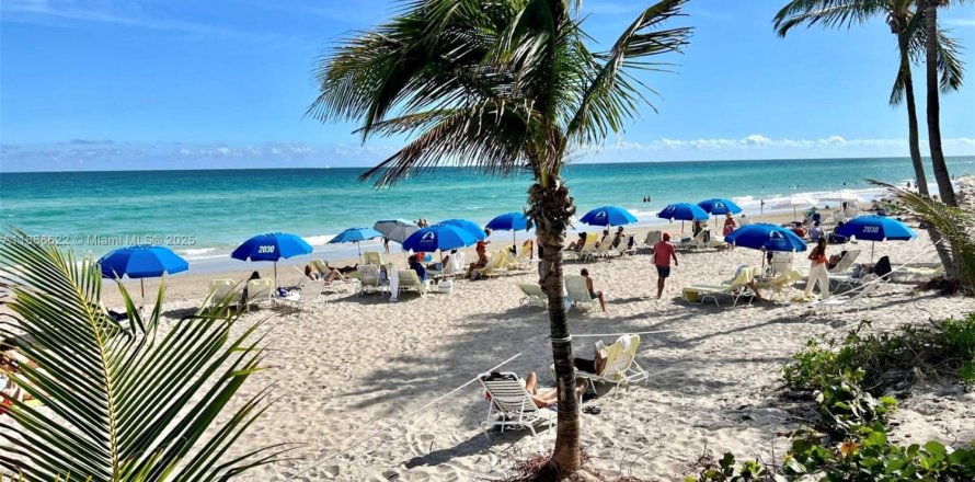 Condo in Hallandale Beach, Florida, 2 bedrooms  № 1933457