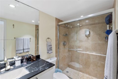 Condo in Hallandale Beach, Florida, 2 bedrooms  № 1933457 - photo 19