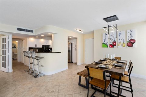 Condo in Hallandale Beach, Florida, 2 bedrooms  № 1933457 - photo 11