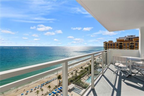 Condo in Hallandale Beach, Florida, 2 bedrooms  № 1933457 - photo 2