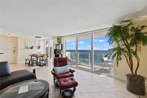 Condo in Hallandale Beach, Florida, 2 bedrooms  № 1933457 - photo 8