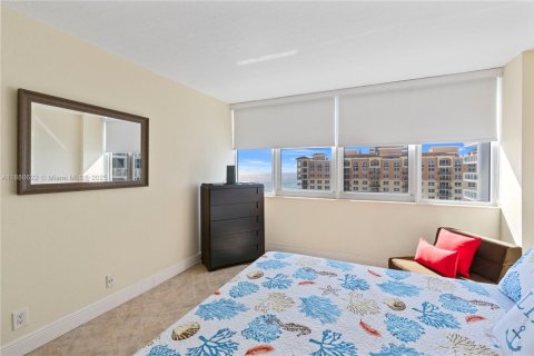 Condo in Hallandale Beach, Florida, 2 bedrooms  № 1933457 - photo 24