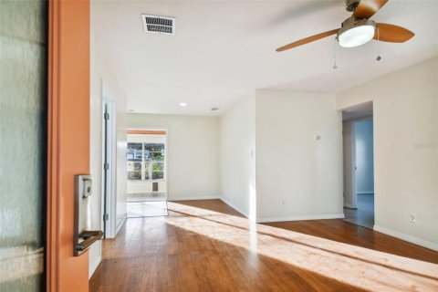 Villa ou maison à louer à Saint Petersburg, Floride: 2 chambres, 84.36 m2 № 2388343 - photo 4