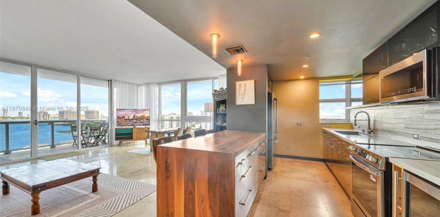 Condo in North Bay Village, Florida, 3 bedrooms № 1923204