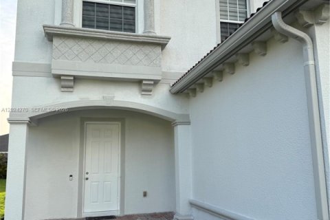 House in Lehigh Acres, Florida 3 bedrooms № 2257290 - photo 2