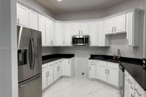 House in Lehigh Acres, Florida 3 bedrooms № 2257290 - photo 11