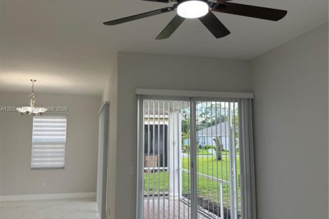 House in Lehigh Acres, Florida 3 bedrooms № 2257290 - photo 5