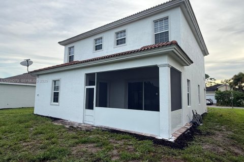 House in Lehigh Acres, Florida 3 bedrooms № 2257290 - photo 3