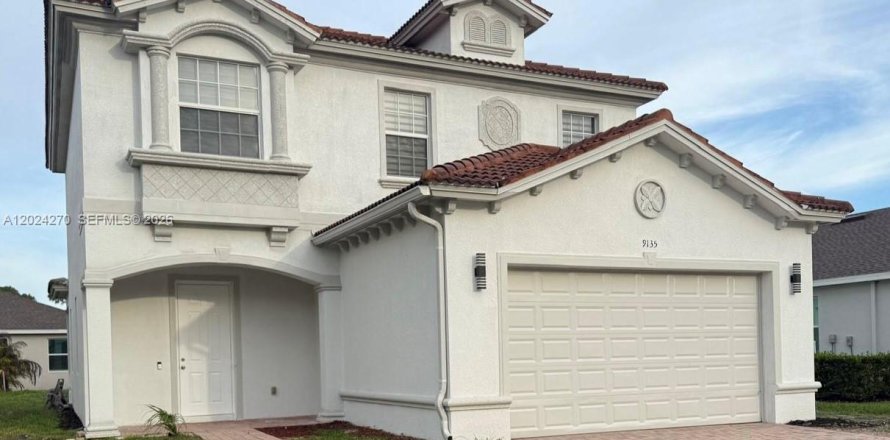 House in Lehigh Acres, Florida 3 bedrooms № 2257290