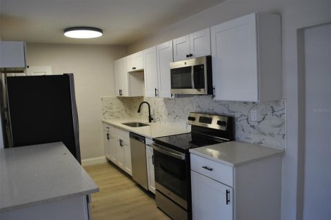 House in Port Charlotte, Florida 3 bedrooms, 111.95 sq.m. № 1751611 - photo 9