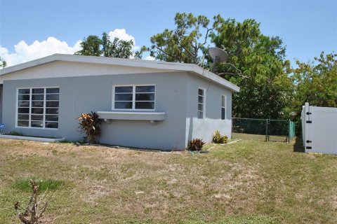 House in Port Charlotte, Florida 3 bedrooms, 111.95 sq.m. № 1751611 - photo 2
