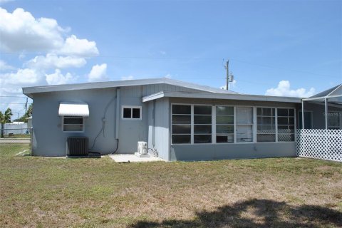 House in Port Charlotte, Florida 3 bedrooms, 111.95 sq.m. № 1751611 - photo 25