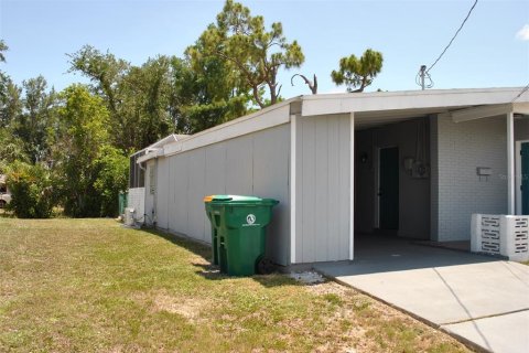 House in Port Charlotte, Florida 3 bedrooms, 111.95 sq.m. № 1751611 - photo 4