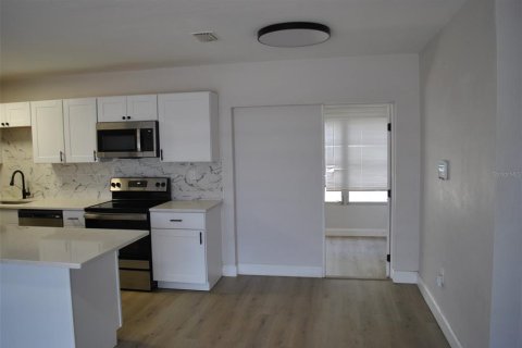 House in Port Charlotte, Florida 3 bedrooms, 111.95 sq.m. № 1751611 - photo 8