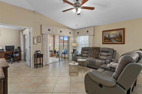 House in Hudson, Florida 4 bedrooms, 191.01 sq.m. № 2210336 - photo 18