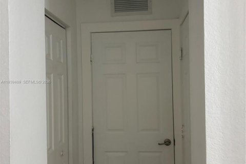 Снять в аренду таунхаус в Дорал, Флорида 3 спальни, 186.55м2, № 2005193 - фото 2