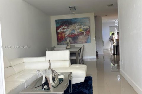 Таунхаус в Дорал, Флорида 3 спальни, 186.55м2 № 2005193