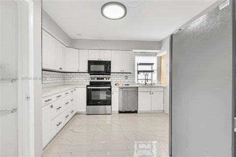 House in Margate, Florida 3 bedrooms, 138.52 sq.m. № 2026534 - photo 4