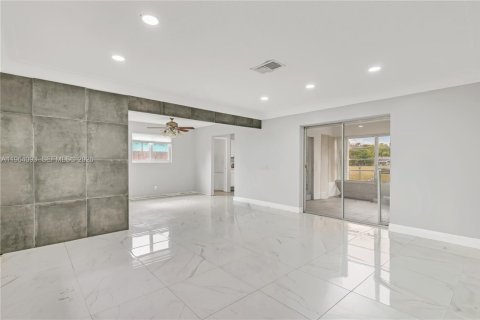 House in Margate, Florida 3 bedrooms, 138.52 sq.m. № 2026534 - photo 5