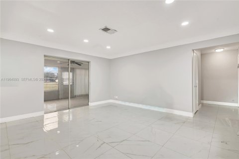 House in Margate, Florida 3 bedrooms, 138.52 sq.m. № 2026534 - photo 6