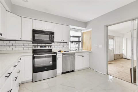 House in Margate, Florida 3 bedrooms, 138.52 sq.m. № 2026534 - photo 2