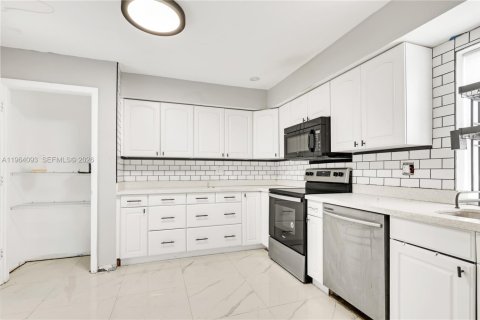 House in Margate, Florida 3 bedrooms, 138.52 sq.m. № 2026534 - photo 3