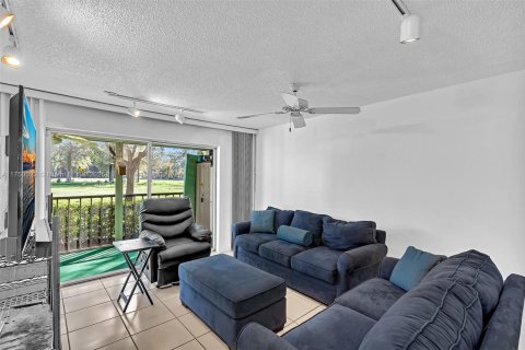 Condo in Lauderhill, Florida, 2 bedrooms  № 1861644 - photo 6