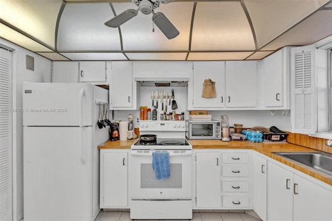 Condo in Lauderhill, Florida, 2 bedrooms  № 1861644 - photo 16