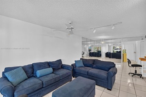 Condo in Lauderhill, Florida, 2 bedrooms  № 1861644 - photo 10