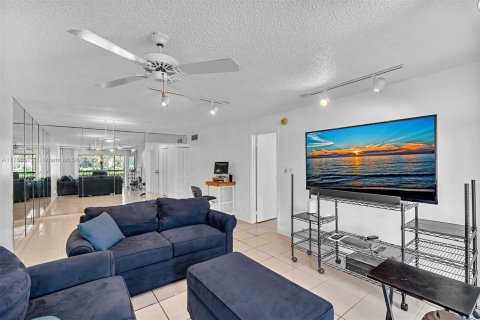 Condo in Lauderhill, Florida, 2 bedrooms  № 1861644 - photo 9