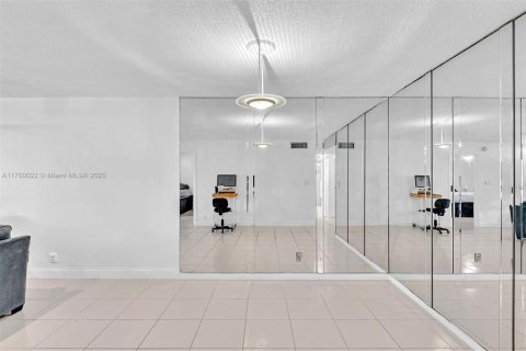Condo in Lauderhill, Florida, 2 bedrooms  № 1861644 - photo 13