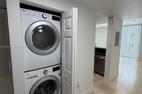 Condo in Miami, Florida, 1 bedroom № 2255255 - photo 12