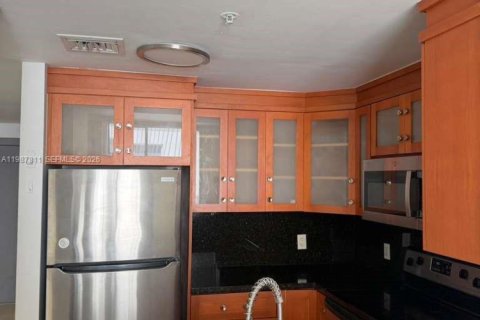 Condo in Miami, Florida, 1 bedroom № 2255255 - photo 7