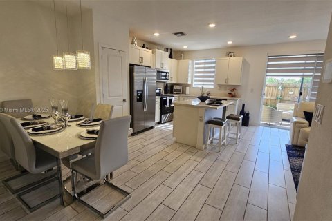 Townhouse in Homestead, Florida 4 bedrooms, 127.65 sq.m. № 1741550 - photo 10