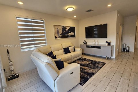 Townhouse in Homestead, Florida 4 bedrooms, 127.65 sq.m. № 1741550 - photo 18